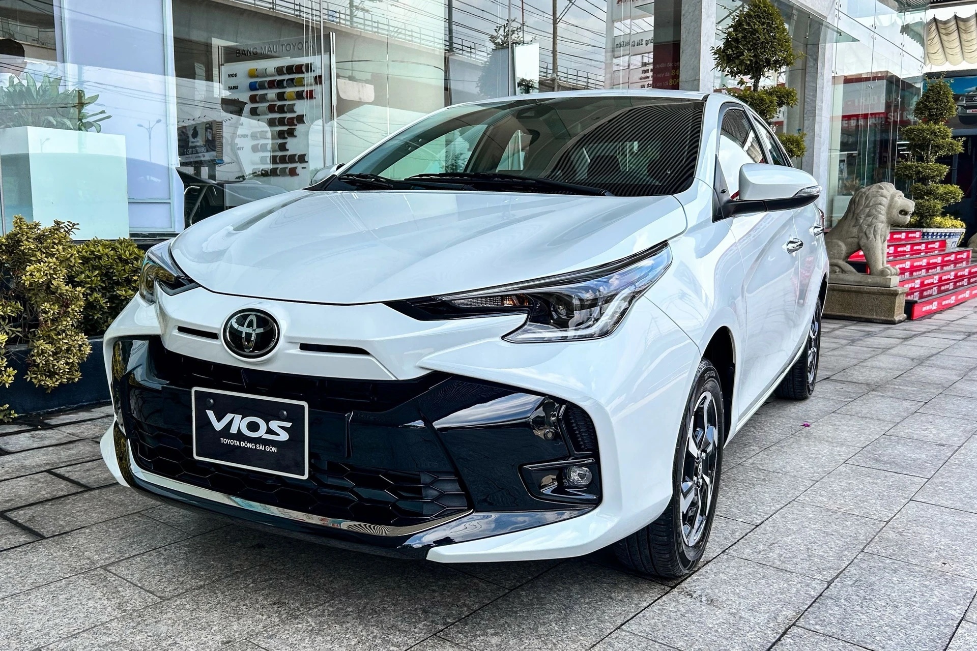 Toyota, Cháy hàng, Khan hàng, Ưu đãi, Mua xe, Vios, Corolla Cross, Giảm giá, Khuyến mại