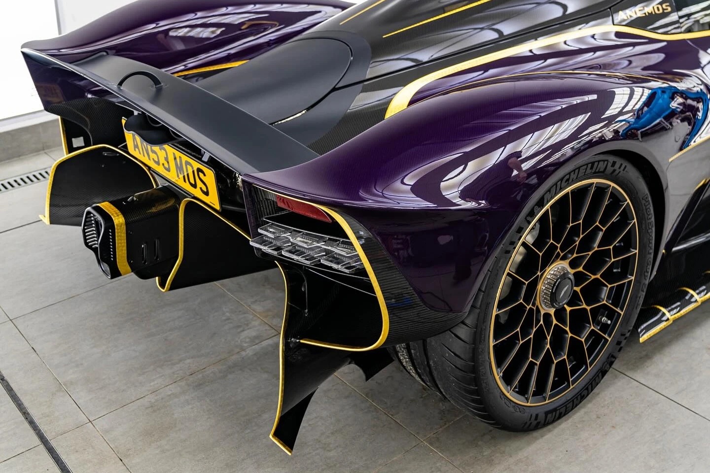 Aston Martin Valkyrie Anemos, Siêu xe độc nhất, Đại gia Thái Lan, Pasin Lathouras, Koenigsegg Agera RS Naraya, Màu tím Anemos Purple Tint, Mạ vàng 24 Karat