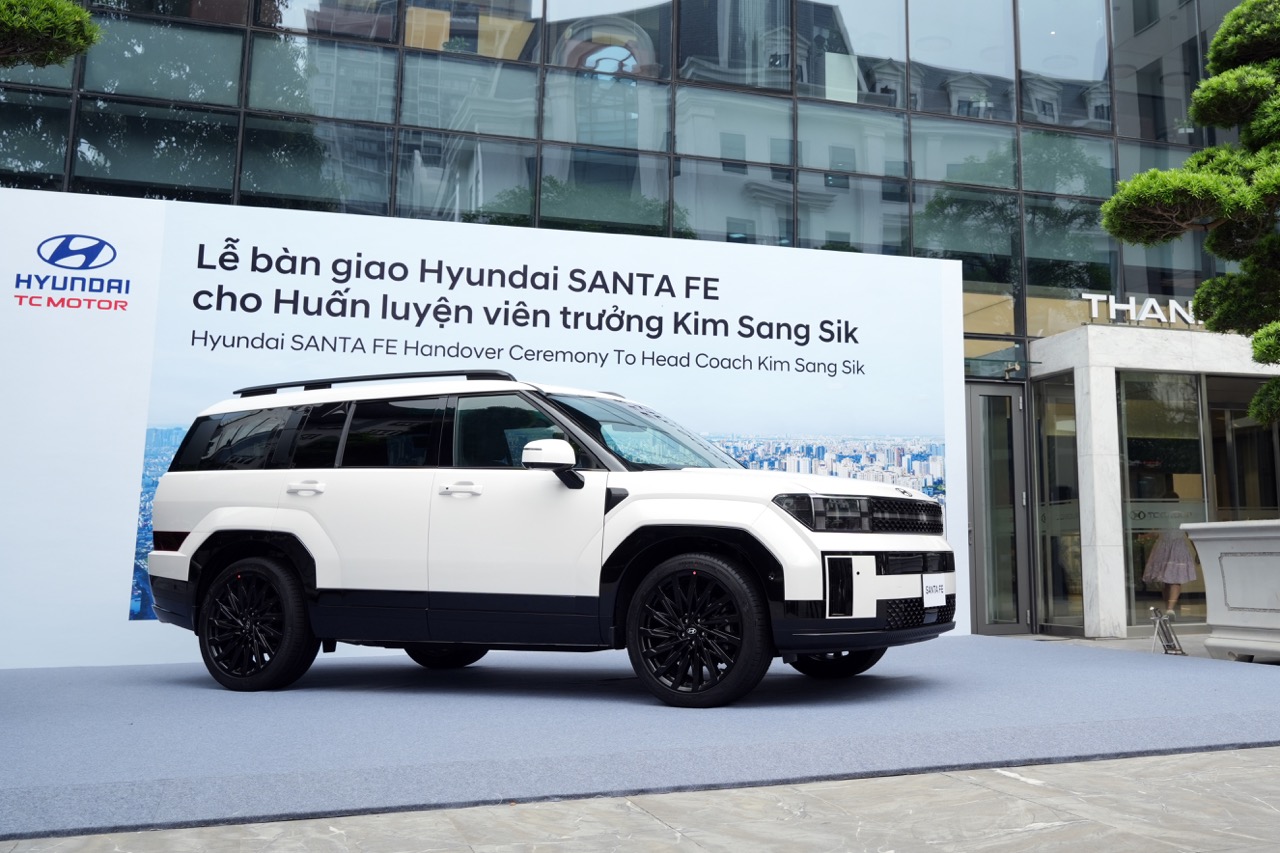 Hyundai Thành Công Việt Nam bàn giao xe Hyundai Santafe Calligraphy  2.5 TURBO cho HLV Kim Sang - Sik