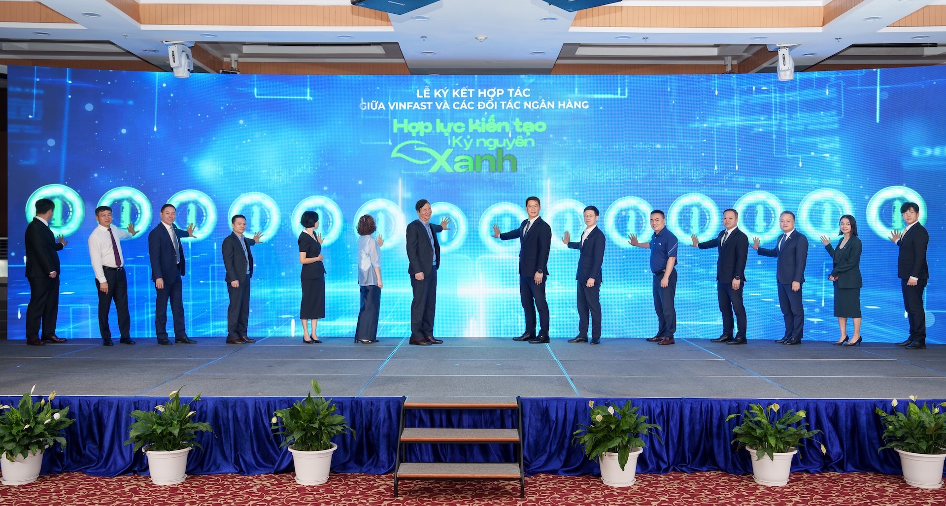 VINFAST cùng 12 ngân hàng và tổ chức tài chính hỗ trợ người dân chuyển sang xe điện