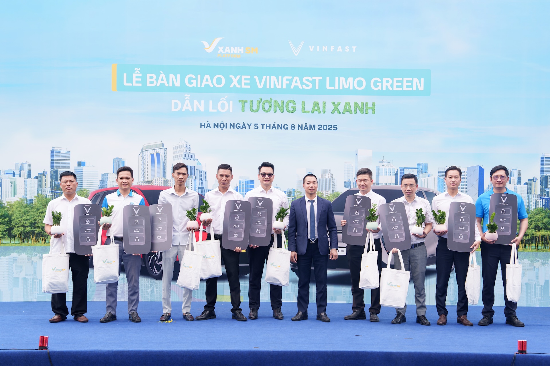 VINFAST bàn giao lô xe Limo Green đầu tiên cho khách hàng