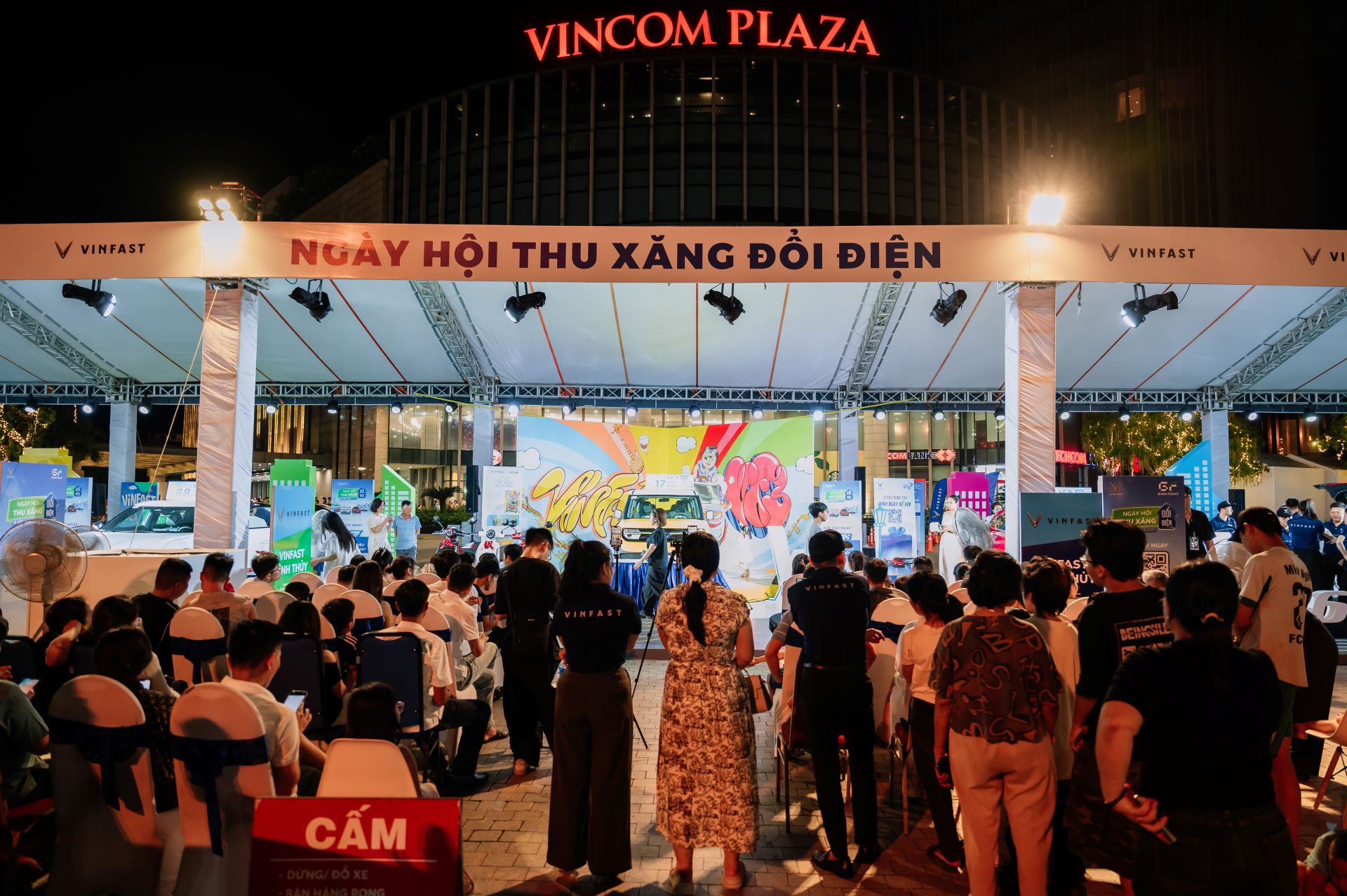 VinFast biến “Đổi xăng sang điện” thành chuyện dễ như mua sắm cuối tuần