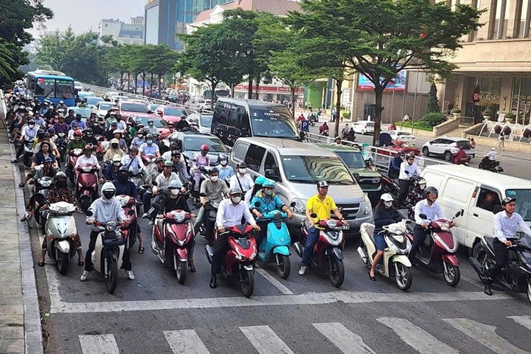 Cấm xe máy xăng - 