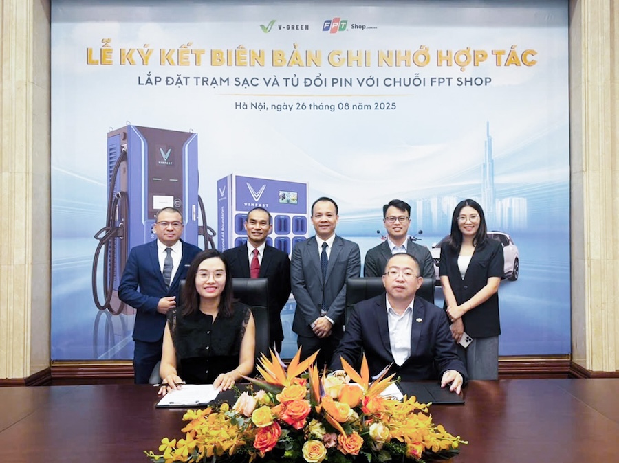 V-Green và FPT Retail hợp tác triển khai điểm sạc ô tô điện và đổi pin xe máy điện