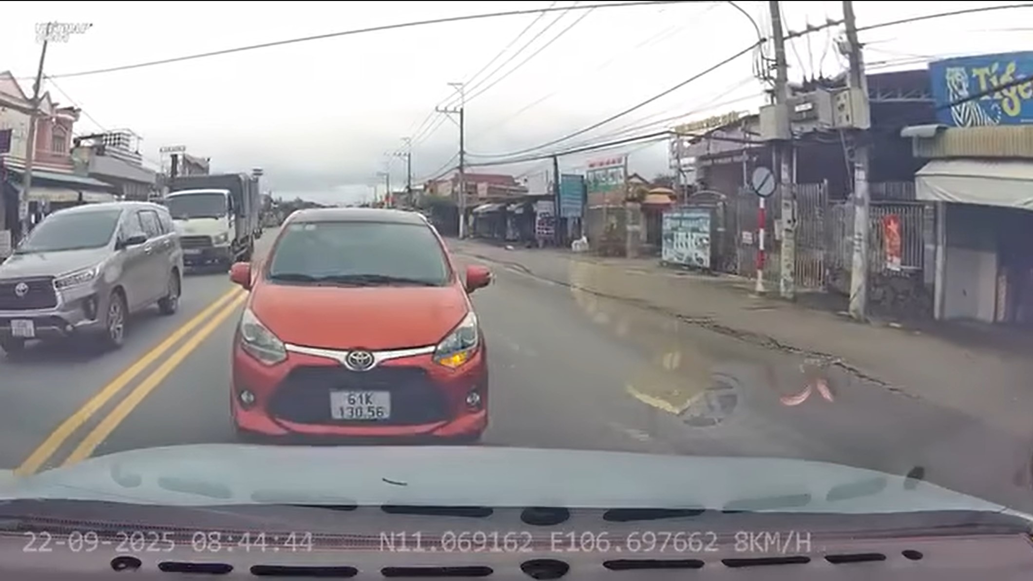 TP.HCM: Tài xế đi sang làn đường ngược chiều còn..... ngoan cố