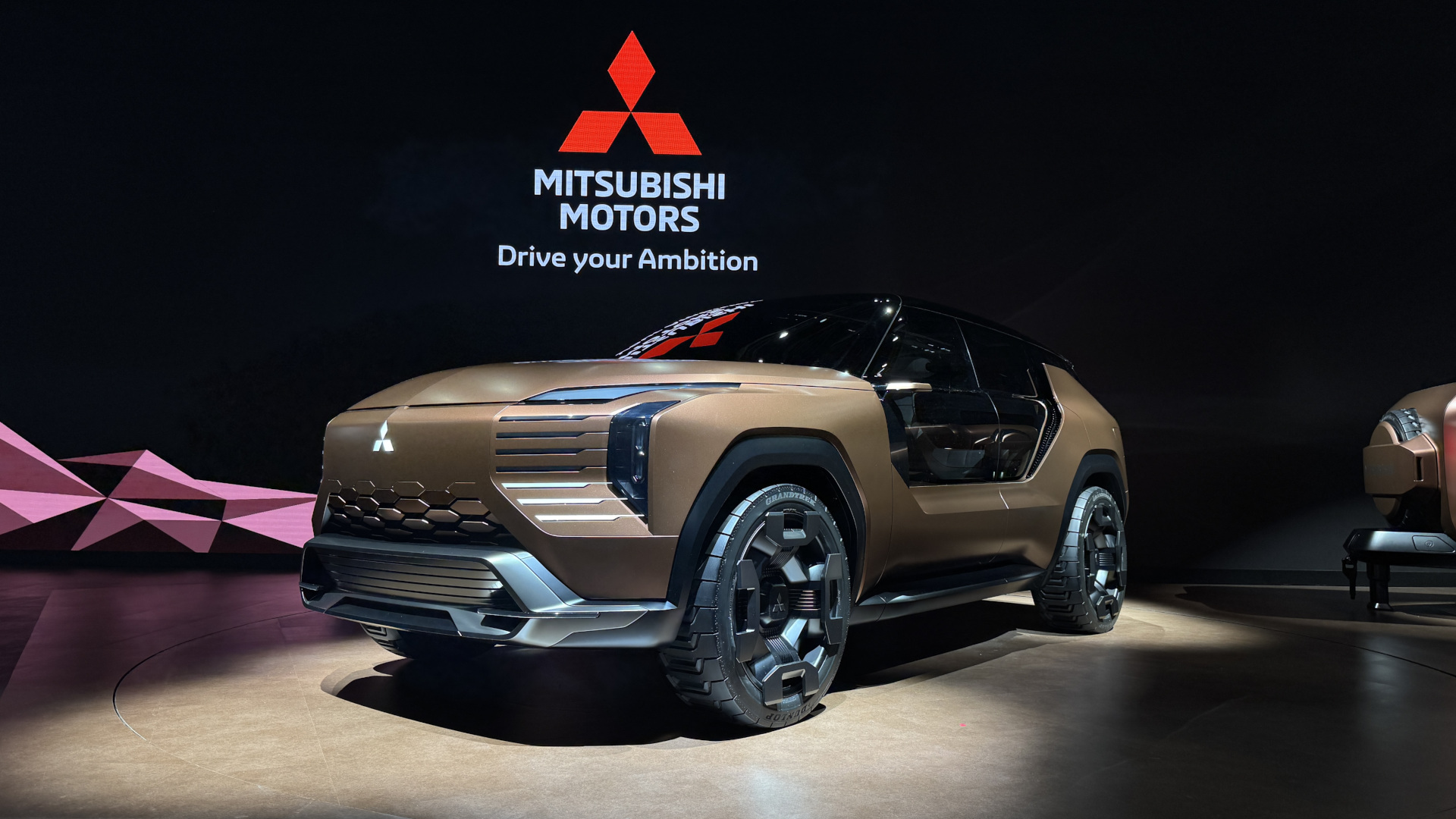 JMS 2025: Mitsubishi trưng bày bom tấn mới Elevance - sang trọng sẵn sàng phiêu lưu