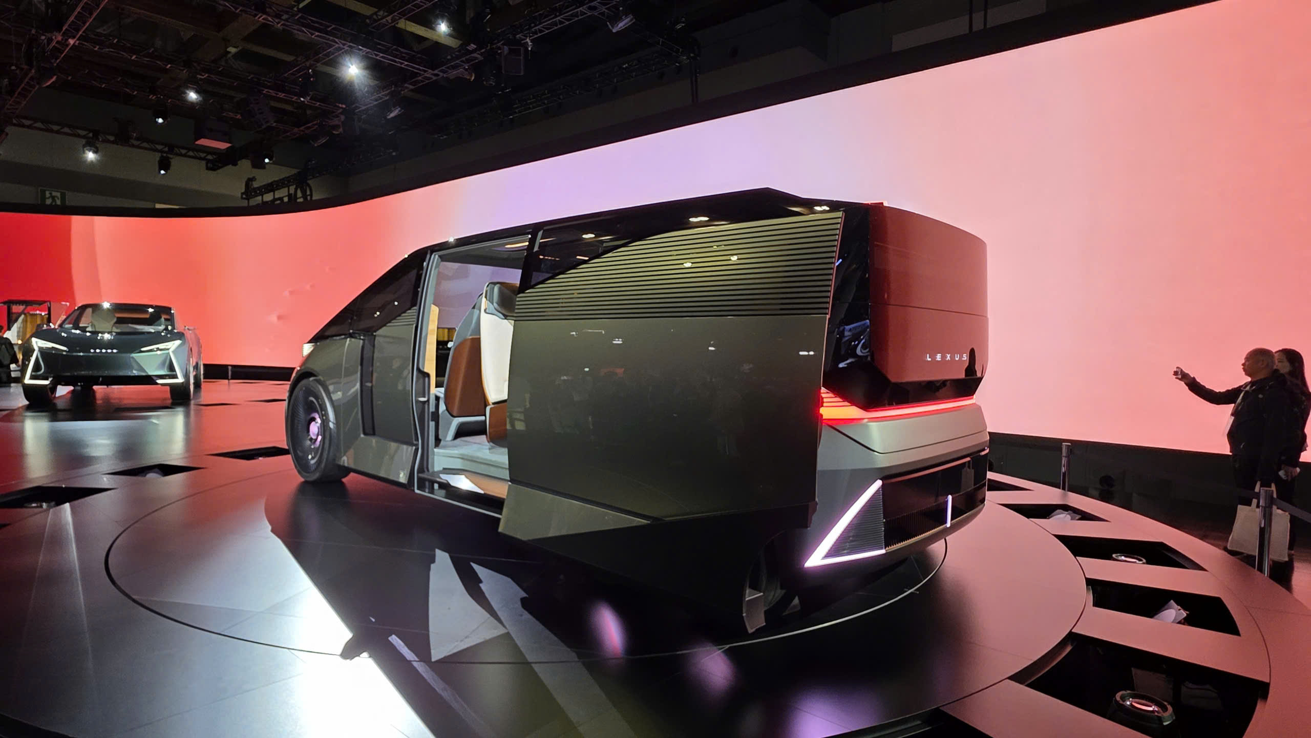 JMS 2025: Lexus chuyển hướng sang dòng SUV và MPV thay vì quá căng thẳng thi đấu ở dòng Sedan