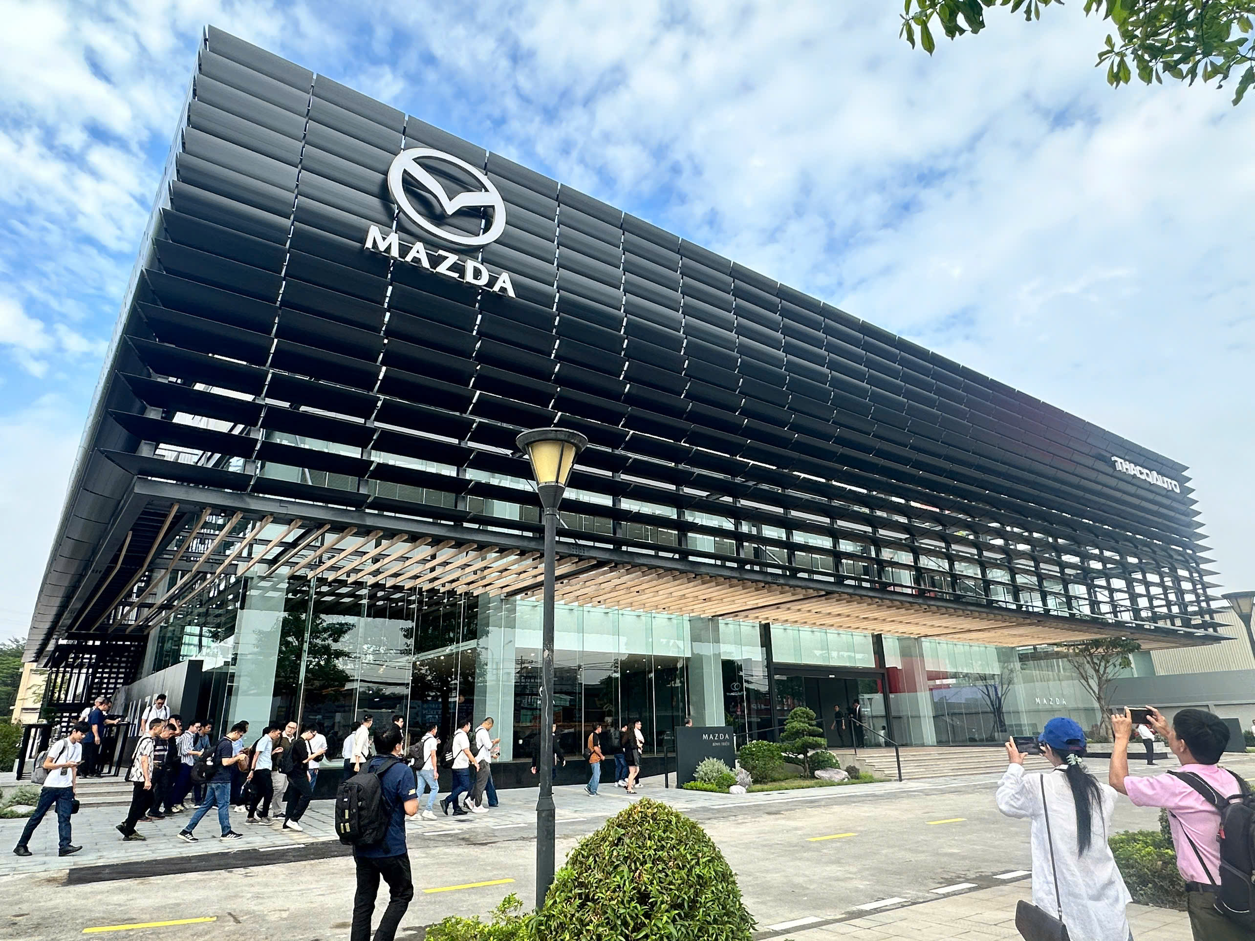 Khánh thành showroom Mazda Flagship đầu tiên và giới thiệu 3 mẫu xe mới CX60, CX90, CX5