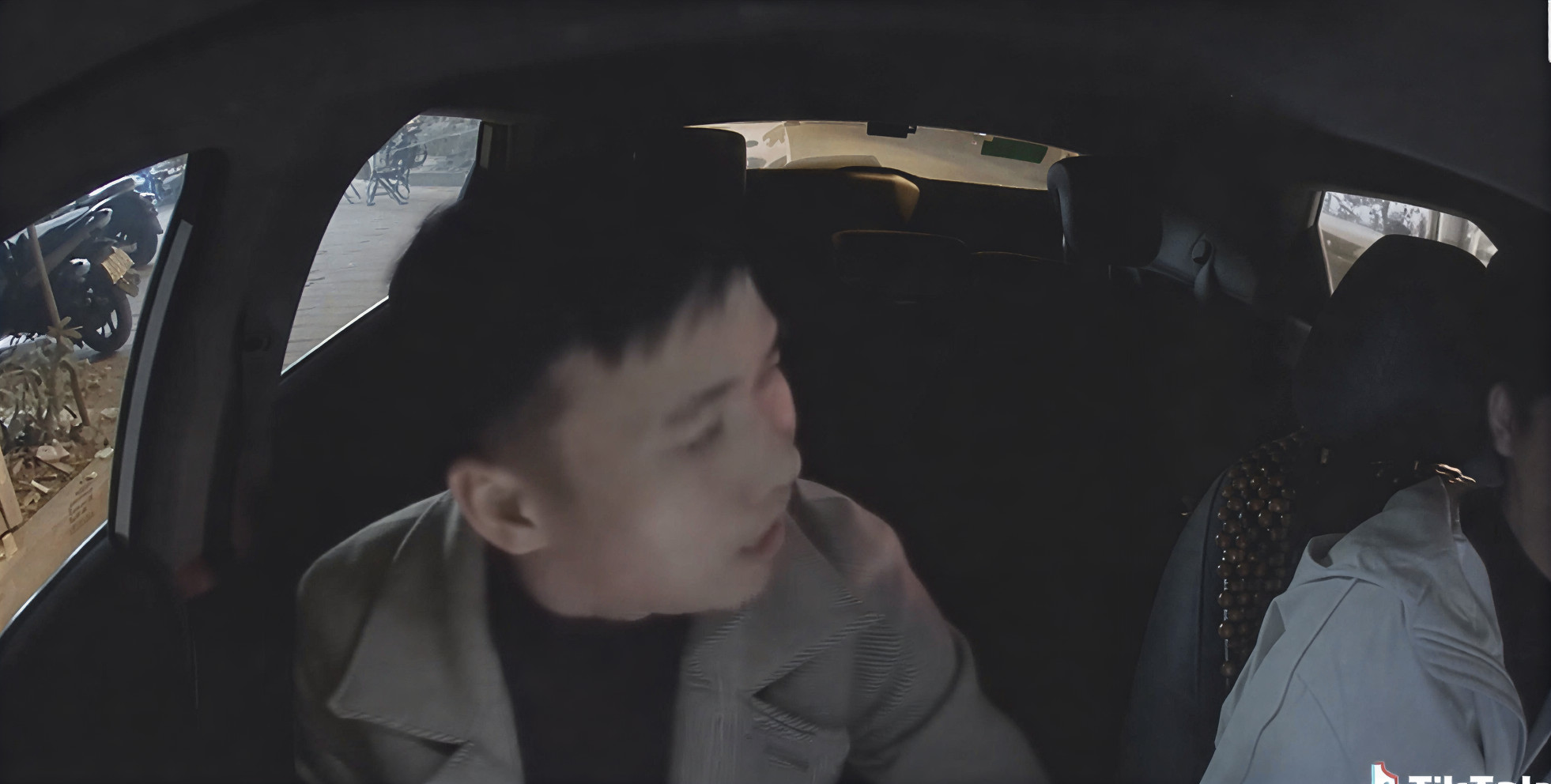 Phẫn nộ clip khách nam văng tục, tự xưng 