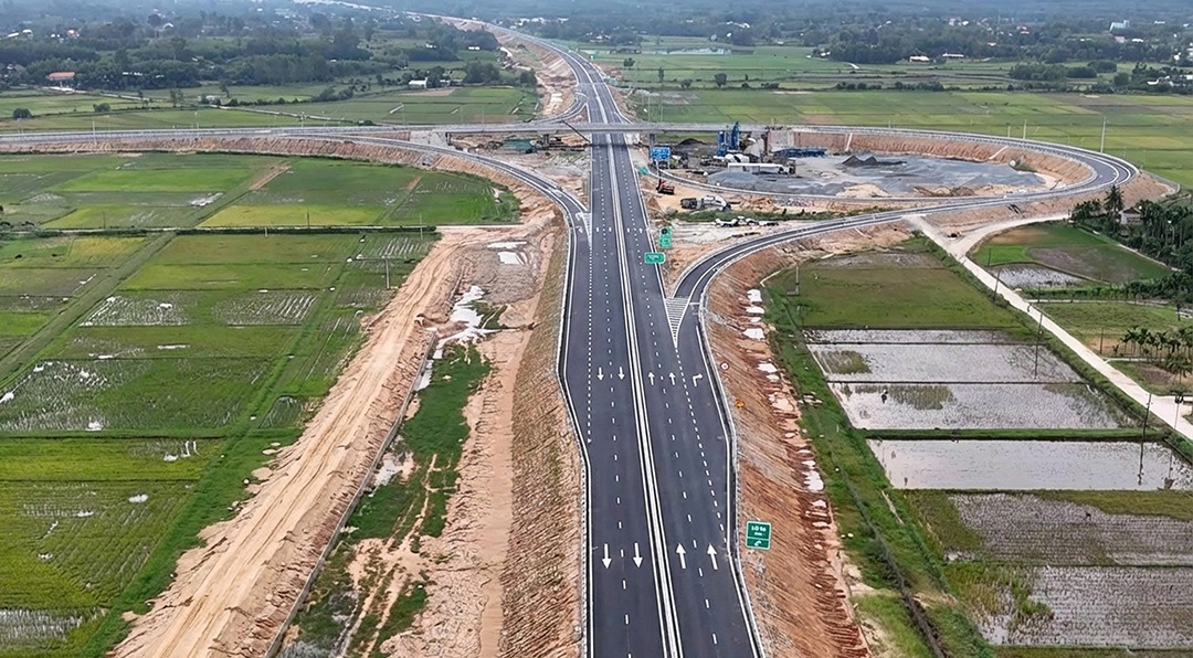 Toàn cảnh cao tốc Quảng Ngãi - Hoài Nhơn chạy đua trước ngày khánh thành