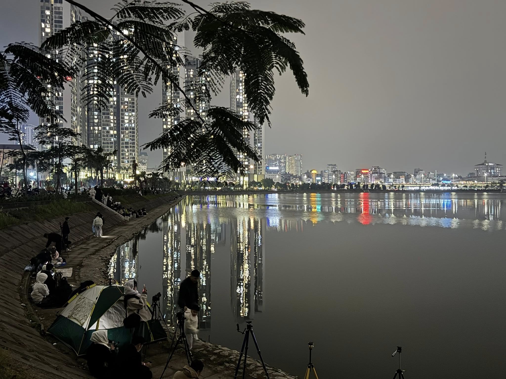 Biển người đổ về công viên Cầu Giấy chờ đón màn pháo hoa mừng thành công Đại hội Đảng