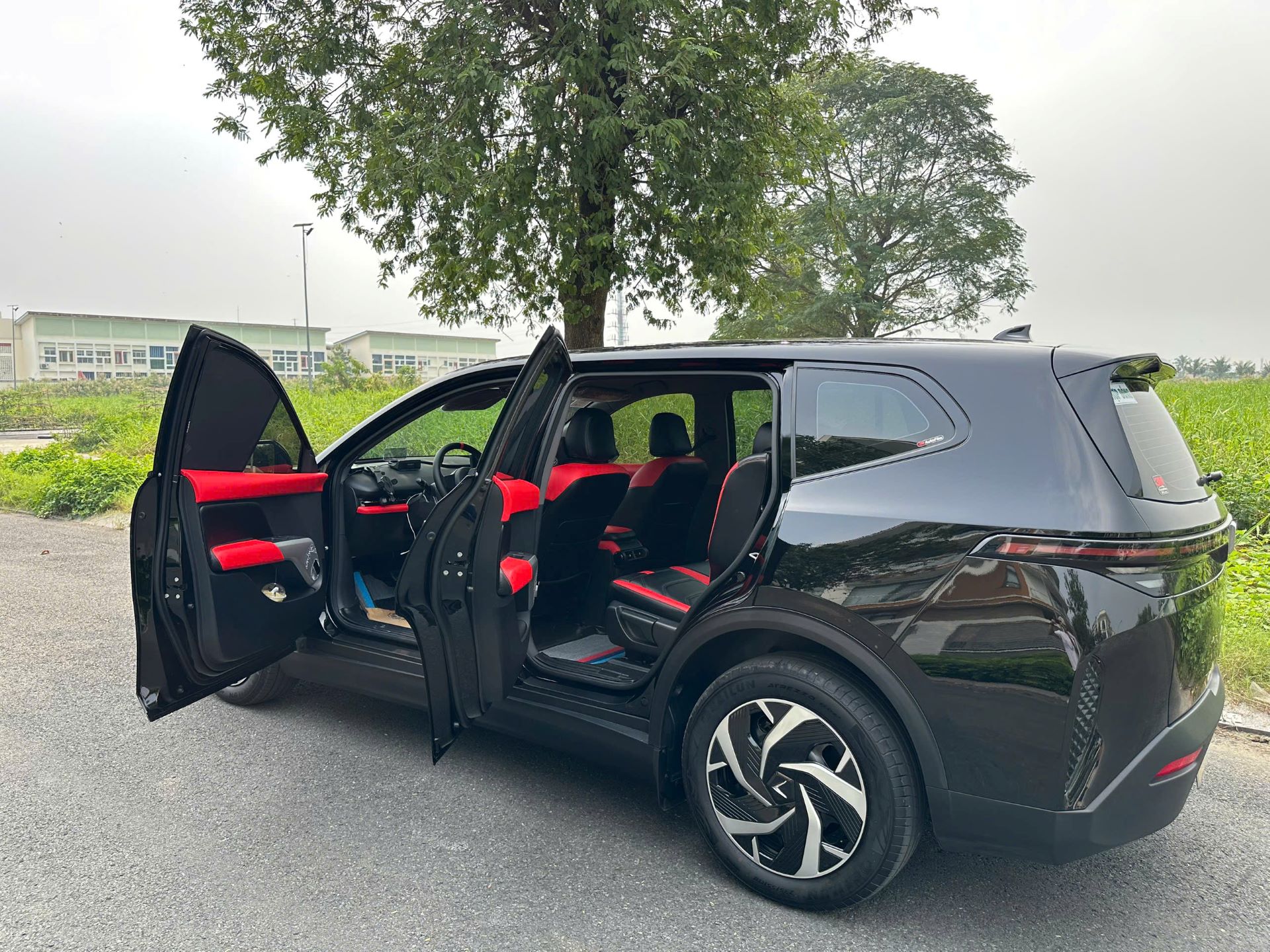 Limo Green - “Chi phí nhiên liệu, bảo dưỡng như xe máy, khách lên xe ai cũng khen”