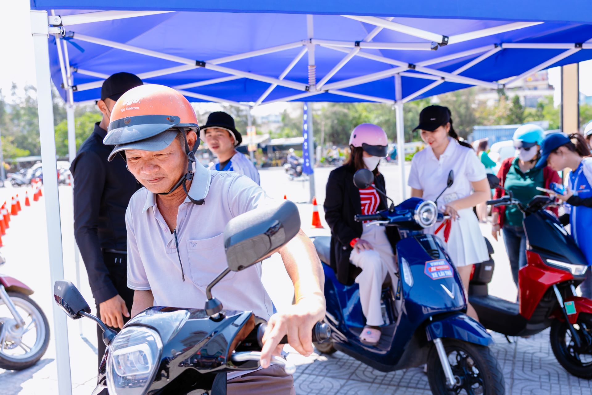 Định giá chớp nhoáng, trợ giá hấp dẫn - “chốt tại chỗ” xe máy điện VinFast