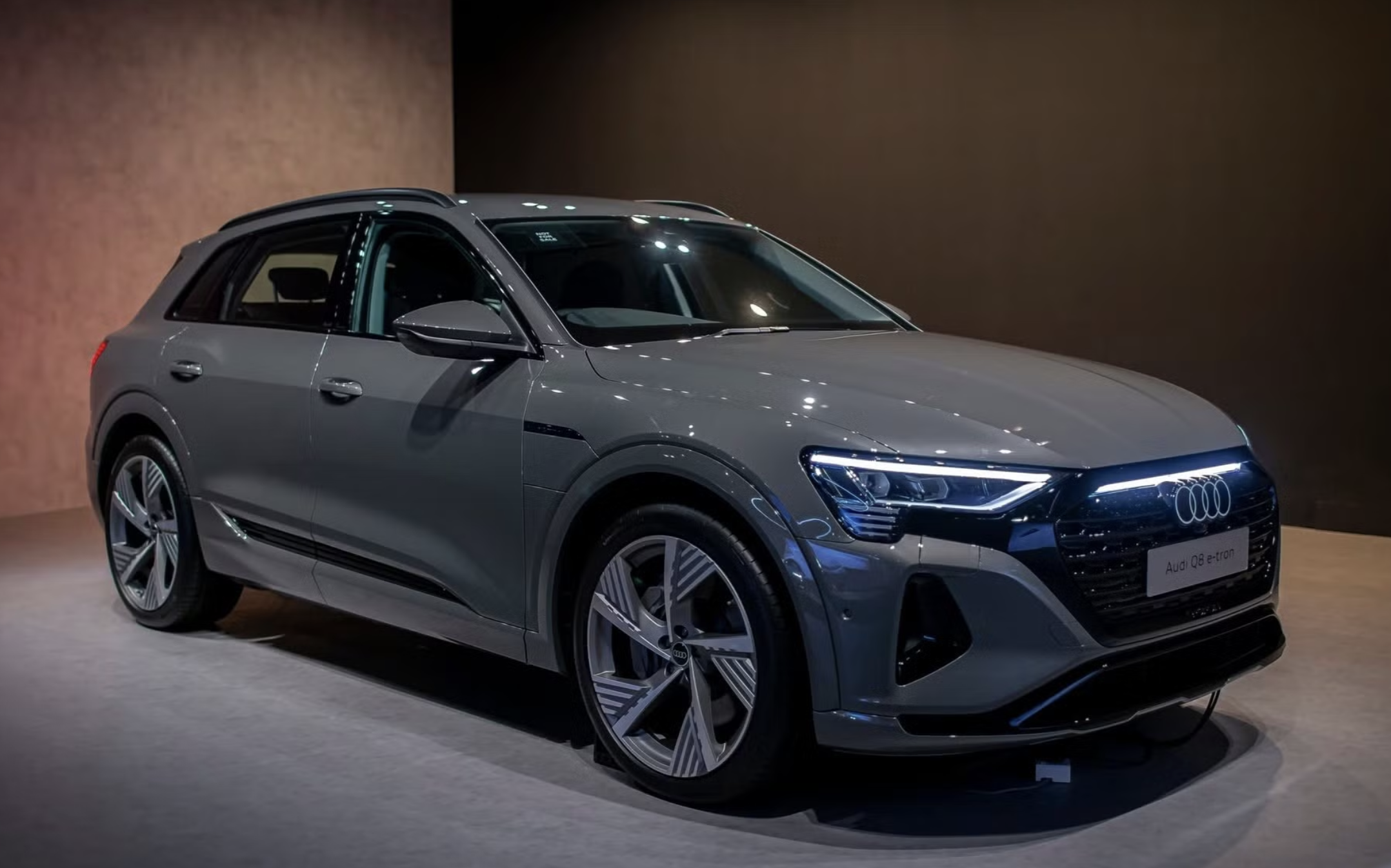 Audi Việt Nam triệu hồi kiểm tra bộ trợ lực phanh xe Audi e-tron, Audi Q8 e-tron