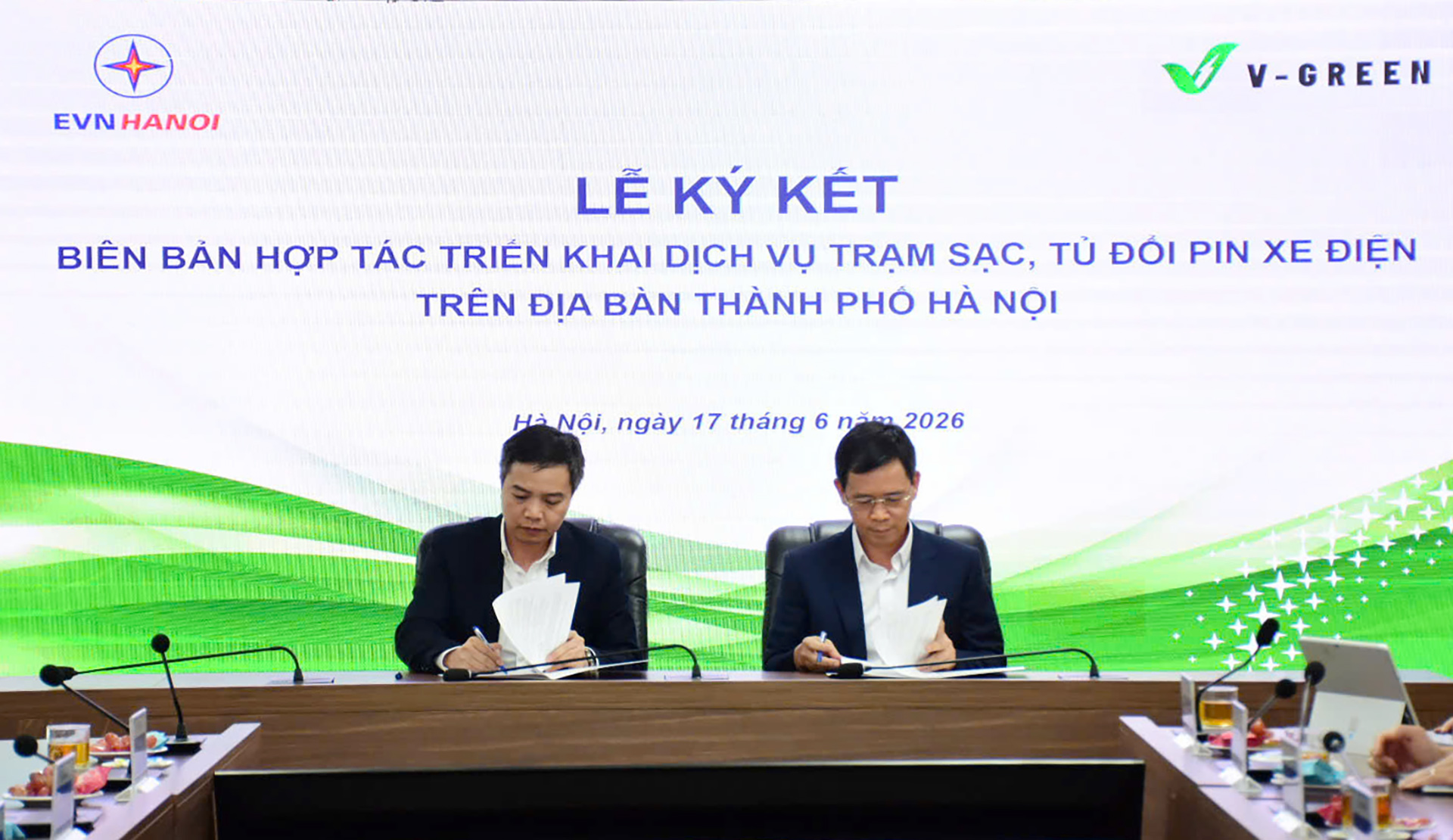 V-GREEN hợp tác EVNHANOI triển khai 10.000 tủ đổi pin xe máy điện