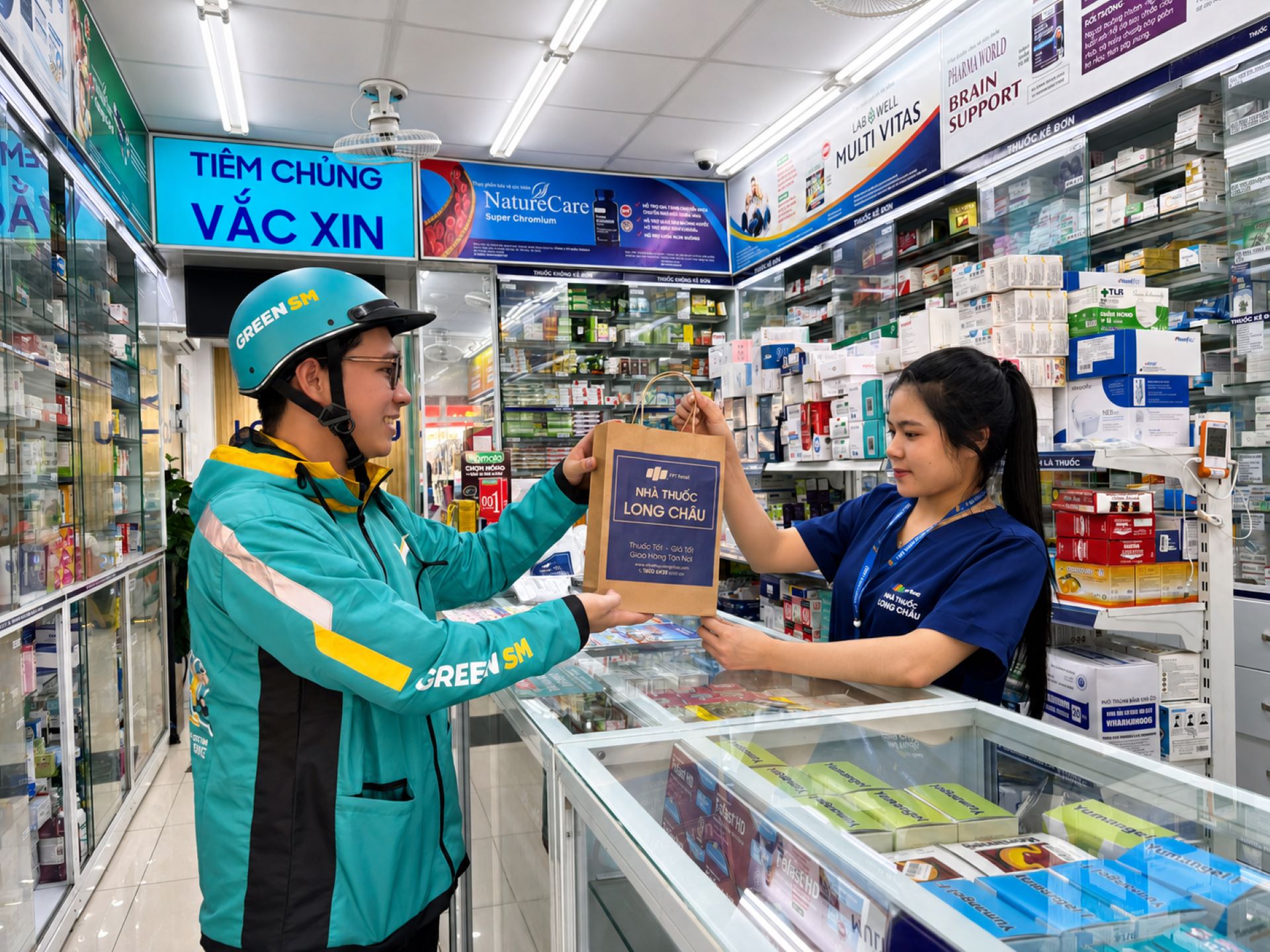 Hợp tác triển khai Dịch vụ giao thuốc Long Châu bằng xe máy điện Green SM 